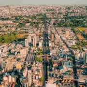 Foto de aérea de uma cidade onde a população está diminuindo