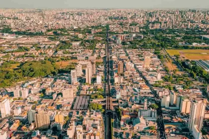 Foto de aérea de uma cidade onde a população está diminuindo