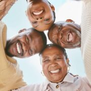 Foto de várias pessoas negras abraçadas, é a beleza da negritude