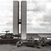 Foto do Congresso Nacional em Brasília nos anos 60, com tanques do exército na frente. E eu me lembrei do samba Acreditar