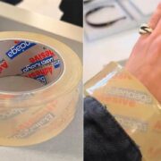 Foto de um bracelete, da marcar Balenciaga, que imita um rolo de fita adesiva transparente. Isso também é moda.
