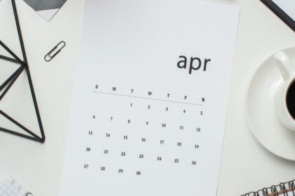 Foto de um calendário do mês de abril, aberto sobre a mesa. Economia latino-americana
