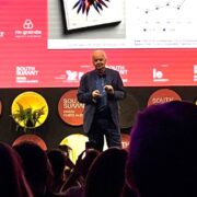 Foto Jonh Elkington no palco faz palestra no South Summi Brasil sobre futuro melhor