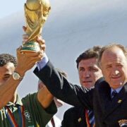Na foto, o treinador gaúcho Luiz Felipe Scolari segura com o jogador Cafú a taça do pentacampeonato mundial.