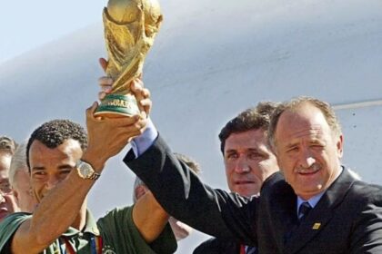 Na foto, o treinador gaúcho Luiz Felipe Scolari segura com o jogador Cafú a taça do pentacampeonato mundial.