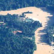 Foto de um trecho de rio na Amazônia com a presença de garimpos ilegais. Tragédia de Minamata pode se repetir.