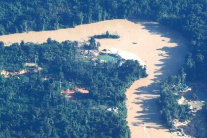 Foto de um trecho de rio na Amazônia com a presença de garimpos ilegais. Tragédia de Minamata pode se repetir.