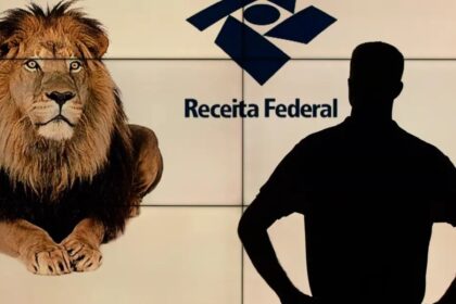 Foto mostra a sombra um homem de costas, olhando para uma parede com a logomarca da receita federal e a figura do leão do Imposto de Renda