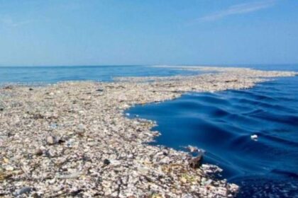 A foto mostra um mar azul e sobre ele Ilhas de lixo. É a mostra da deterioração dos oceanos