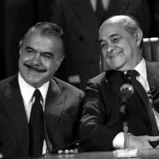Na foto em preto e branco estão José Saney, vice, e Tancredo Neves, eleito o primeiro presidente da nova democracia brasileira. Tancredo morreu sem assumir e Sarney governou por 4 anos.