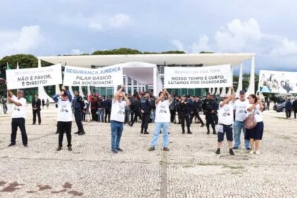 Aposentados em frente à sede do STF, em Brasília, carregando faixas com frases de protestos pela aprovação da revisão de vida