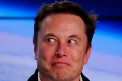 Foto do de rosto bilionário Elon Musk, que olha pro lado com expressão irônica, é uma das pessoas que não liga para os impactos da Crise Climática