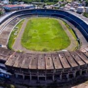 Foto aérea do Estádio Olímpico, do Gremio, em mau estado de conservação