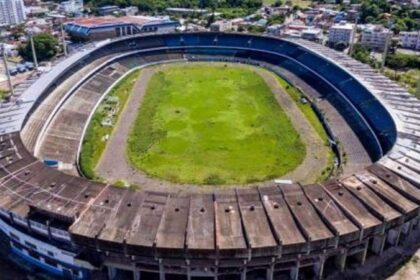 Foto aérea do Estádio Olímpico, do Gremio, em mau estado de conservação