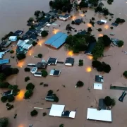 Foto aérea de uma área do RS alagada pelas enchentes. Desastres estão se repetindo