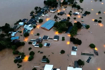 Foto aérea de uma área do RS alagada pelas enchentes. Desastres estão se repetindo