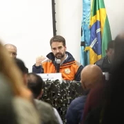 Imagem de coletiva do governador do RS Eduardo Leite. Técnicos reclamam que não são ouvidos.