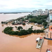 Foto aérea da chamada ponte do gasômetro, em porto alegre, tomada de água da enchente. Esse parece ser o novo normal.