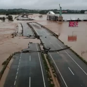 Foto de uma estrada gaúcha semi encoberta pelas águas da enchente. O neonegacionismo é perigoso para a discussão do aquecimento global