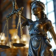 Imagem de uma estátua em bronze com uma mulher vedada segurando a balança de justiça. É importante que cidadão conheçam artigos básicos das leis>