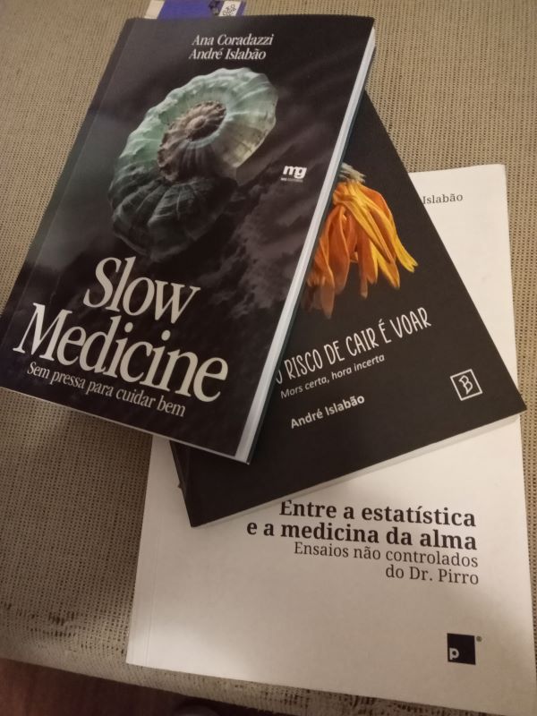 Fotos dos livros de André Islabão - entre os quais o Slow Medicine