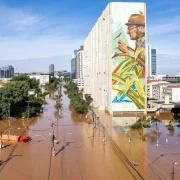 Foto de um painel do ambientalista José Lutzenberger pintado num prédio público, na Av. Borges de Medeiros, em Porto Alegre, que sofreu inundação na enchente