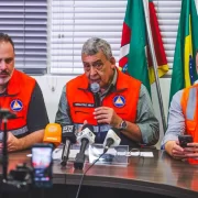 Foto do prefeito de porto Alegre, sebastião melo, em coletiva para anunciar contratação da empresa Alvarez & Marsal