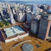 Foto aérea do centro de Porto Alegre, com ruas invadidas pelas águas do rio guaíba
