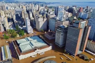 Foto aérea do centro de Porto Alegre, com ruas invadidas pelas águas do rio guaíba