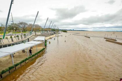 Foto do rio Guaíba com as águas da enchente invadindo a orla