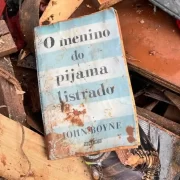 Foto de entulhos da enchente gaúcha, entre eles um livro. São as perdas pessoas