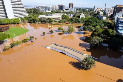 Imagem aérea da região do centro administrativo do Estado, alagada, em Porto Alegre, a solução está em nós.