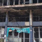 Foto da fachada da Pousada Garoa, em Porto Alegre, queimada pelo incêndio.
