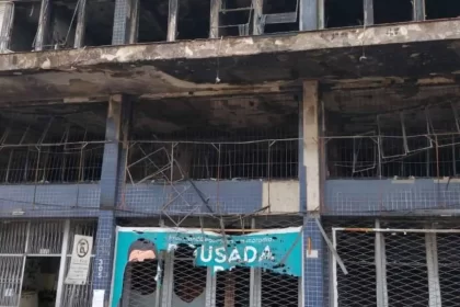 Foto da fachada da Pousada Garoa, em Porto Alegre, queimada pelo incêndio.