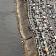 Foto aérea do Rio Tietê, em São Paulo, de um lado. E de outro a avenida Marginal, uma imensa faixa de asfalto