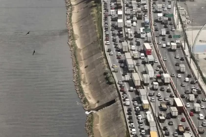 Foto aérea do Rio Tietê, em São Paulo, de um lado. E de outro a avenida Marginal, uma imensa faixa de asfalto