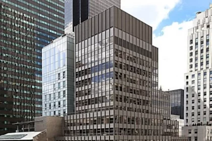 Foto do prédio da sede da empresa Alvarez e Marsal, em Nova Iorque. Prédio alto, envidraçado.