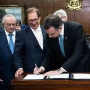 Foto do presidente do senado, Rodrigo Pacheco, recebendo proposta do novo código civil escrito por juristas renomados