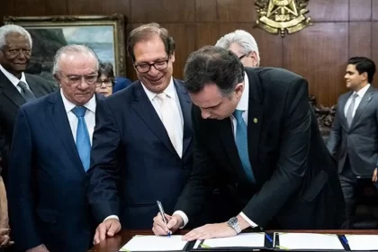 Foto do presidente do senado, Rodrigo Pacheco, recebendo proposta do novo código civil escrito por juristas renomados