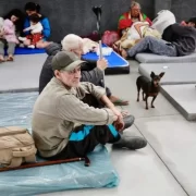 Foto de pessoas vulneráveis, com idosos à frente, num abrigo improvisado em Porto Alegre. Toda Vida Importa