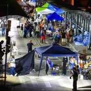 Foto de voluntários trabalhando à noite no resgate e atendimento das vítimas das enchentes. Gaúchos deixam de lado a grenalização.