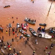 Foto aérea mostra voluntários envolvidos em salvar vida na enchente do RS