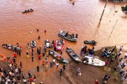 Foto aérea mostra voluntários envolvidos em salvar vida na enchente do RS