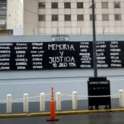 Foto da sede da entidade AMIA na Argentina, como memorial aos mortes no atentado de 92.