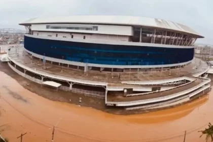 Foto da Arena do Grêmio alagada na enchente de Porto Alegre. Clubes gaúchos ficaram prejudicados.