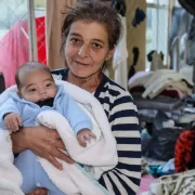 Mulher sozinha com seu bebê, Cena comum nos abrigos das enchentes de porto alegre.