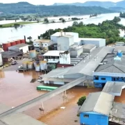 Foto aérea de empresa da cidade de Encantado atingida pela enchente, entidades querem recursos da União.