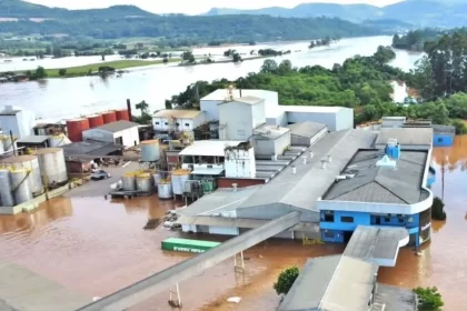 Foto aérea de empresa da cidade de Encantado atingida pela enchente, entidades querem recursos da União.