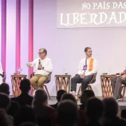 Foto do palco, com palestrantes, no Fórum da Liberdade, do Instituto de Estudos Empresariais