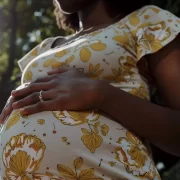 Imagem da barriga de uma mulher negra grávida. Projeto no Senado criminaliza aborto após 22 semanas.